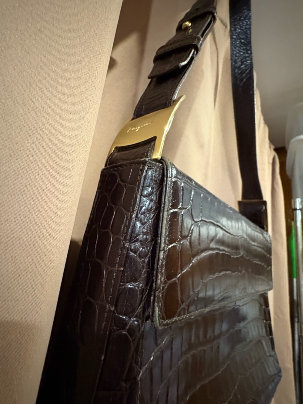 Salvatore Ferragamo Vintage Dark Brown Croc-Embossed Leather shoulder bag purse - Picture 3 of 15